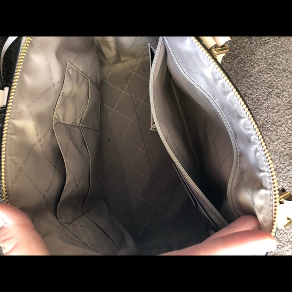 Micheal Kors bag. Used only a couple of times. - Picture 2 of 4